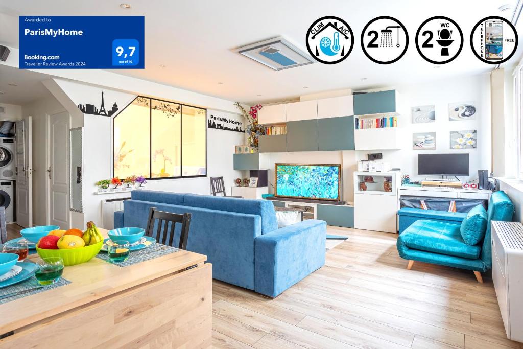 uma sala de estar com um sofá azul e uma mesa em ParisMyHome - AIR COND, 2 SHOWERS, 2 WC em Paris