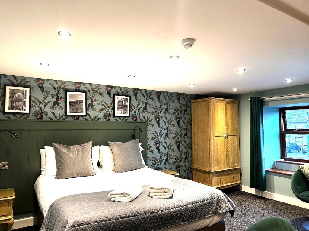 una camera con letto e finestra di The Golden Fleece Inn a Porthmadog