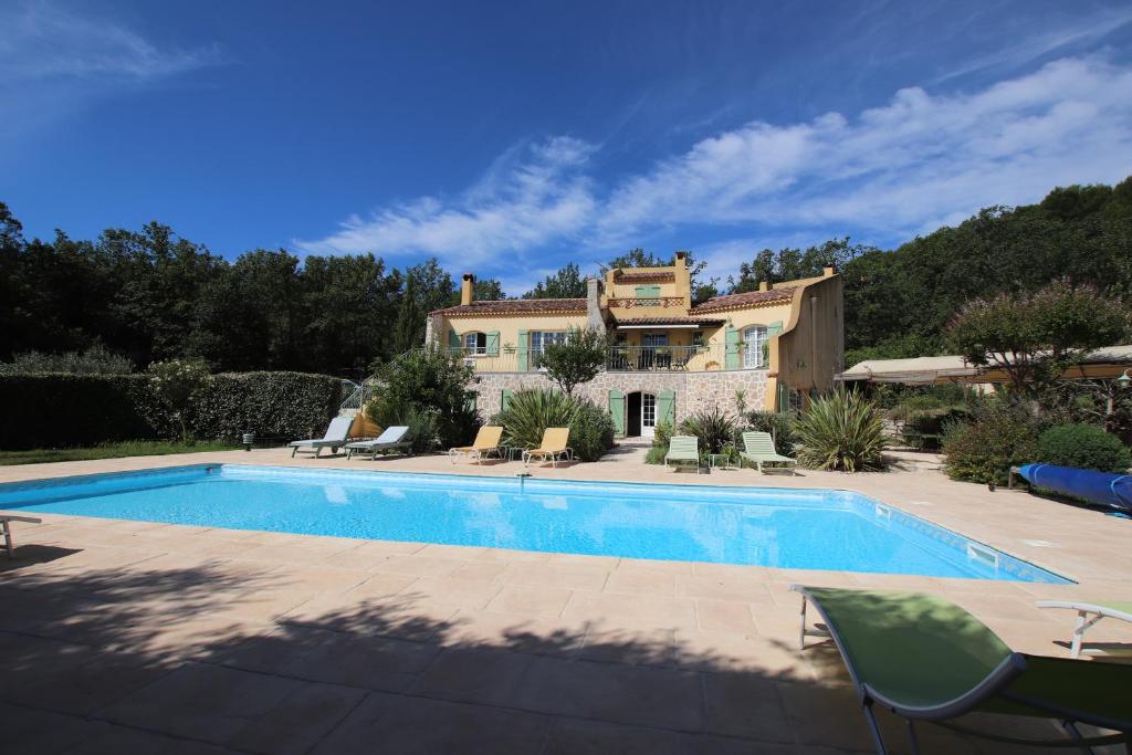 Piscina de la sau aproape de LE MAS DES TARENTES Chambres d'hôtes