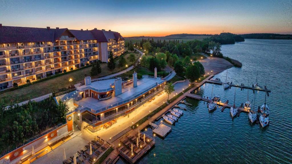 uma vista aérea de um hotel sobre a água em Hotel Gołębiewski Mikołajki em Mikołajki