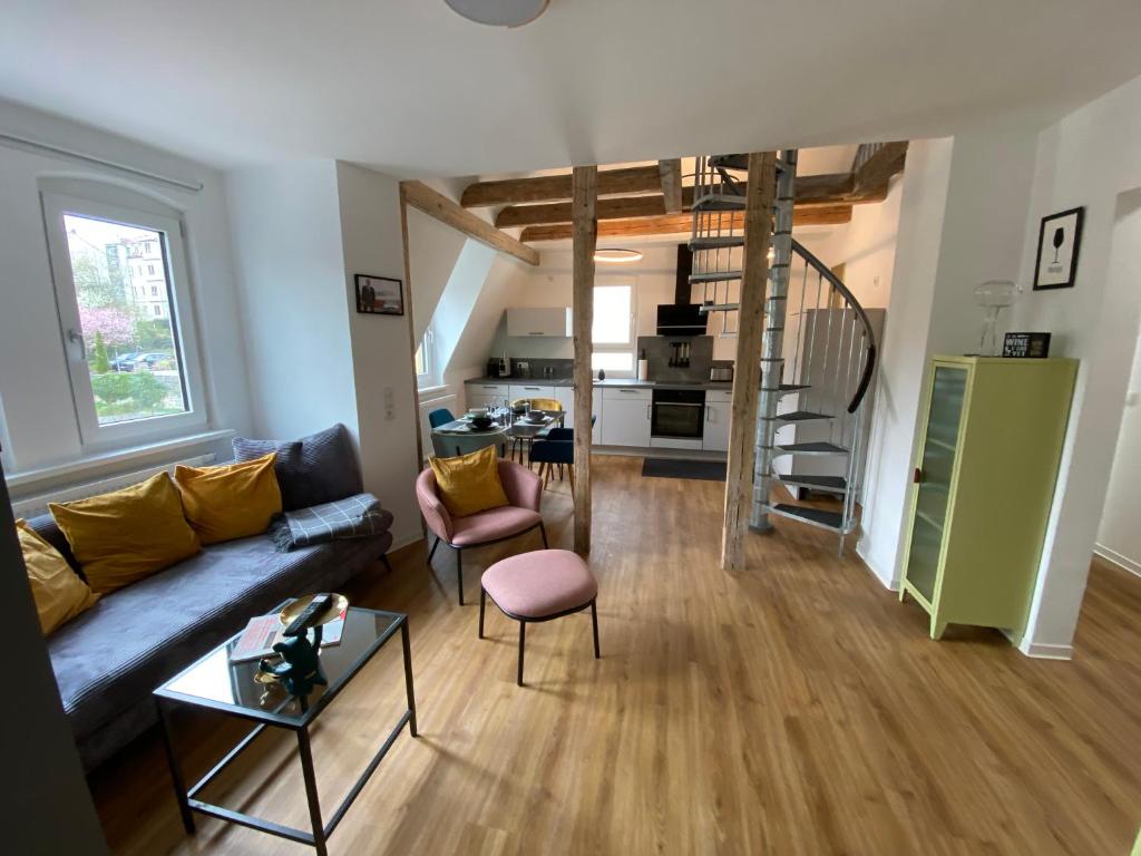 uma sala de estar com um sofá e uma mesa em Stilvolles Appartement im Herzen Bambergs em Bamberg