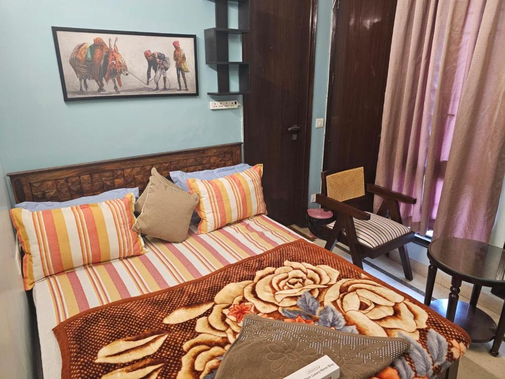 een kamer met een bed met een berg eten erop bij Sky Bloom Luxury Homestay in New Delhi