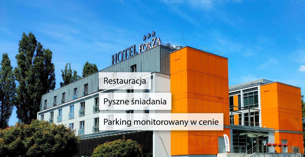 un edificio con un cartello sopra di Hotel Forza a Poznań