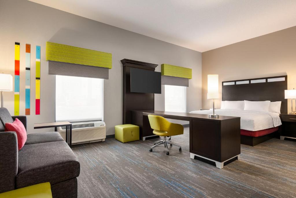 Habitación de hotel con cama y escritorio en Hampton Inn & Suites York South, en York