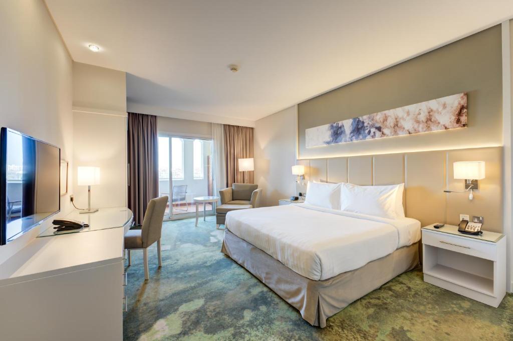 Tempat tidur dalam kamar di Copthorne Lakeview Hotel Dubai, Green Community