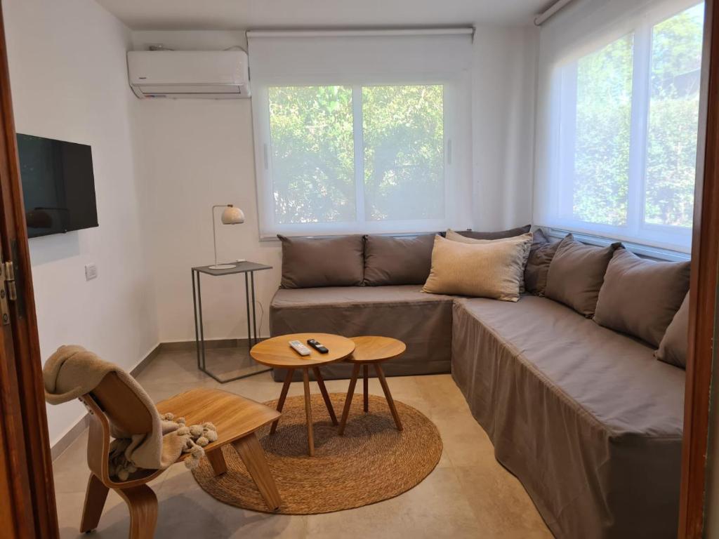 sala de estar con sofá y mesa en Be mas apartamentos boutique Villa Gral Belgrano, en Villa General Belgrano