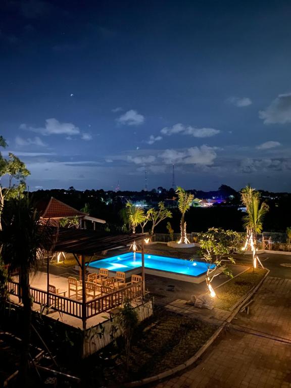 - une vue sur la piscine la nuit dans l'établissement The Akasea Villa Bali, à Ungasan