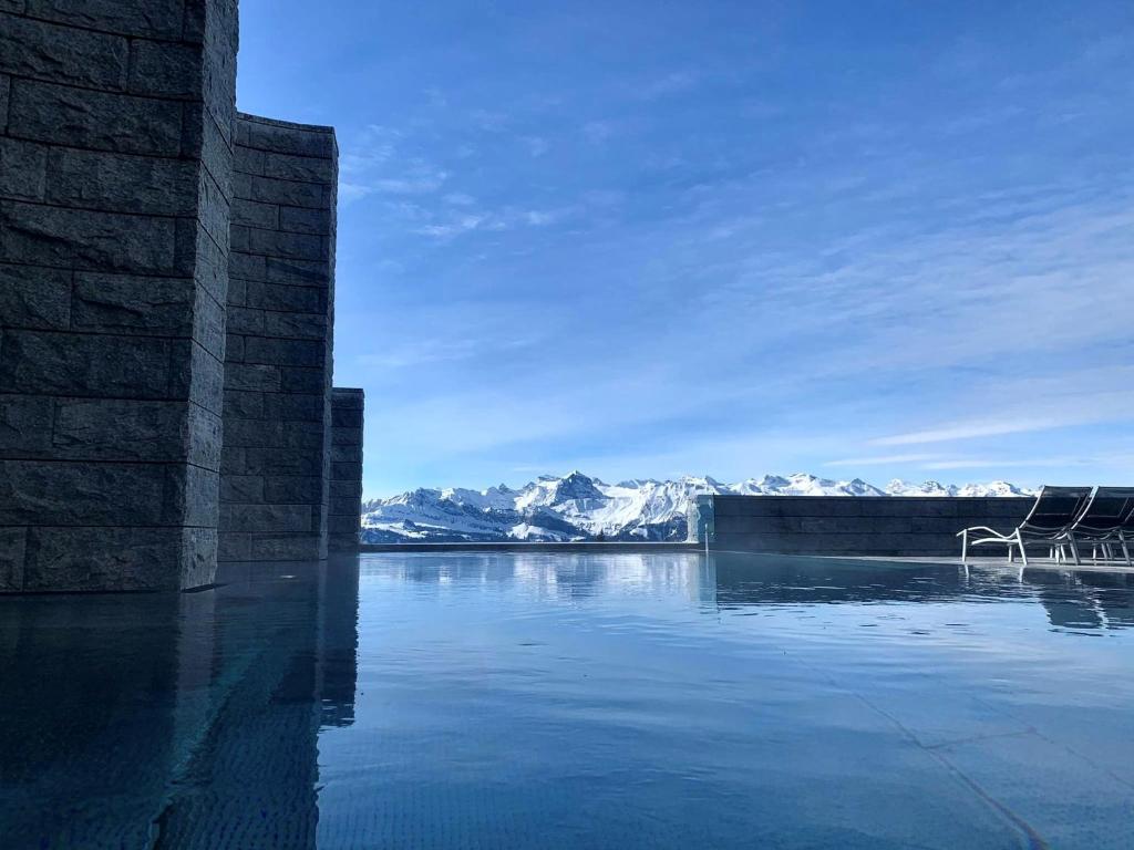 una gran masa de agua con montañas en el fondo en Rigi Kaltbad Swiss Quality Hotel, en Rigi Kaltbad