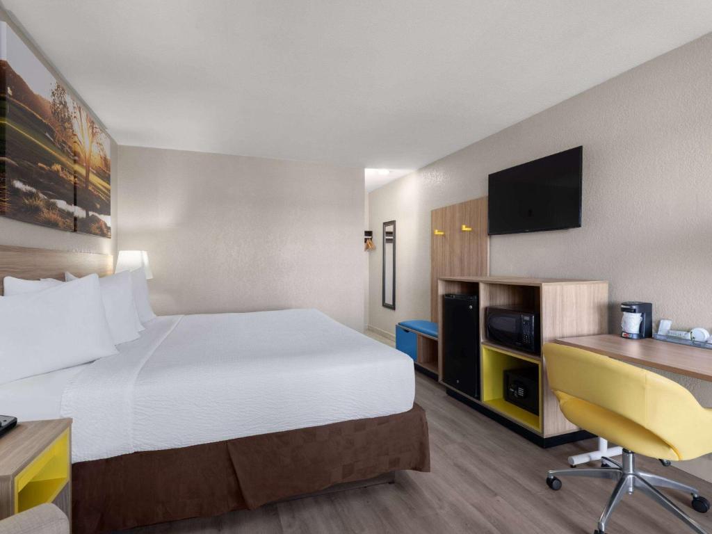 เตียงในห้องที่ Days Inn by Wyndham Las Vegas Airport Near the Strip