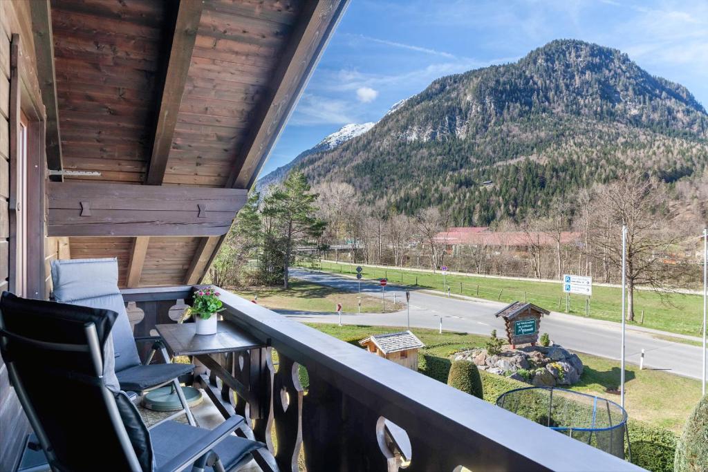 balcón con sillas y vistas a la montaña en Ferienwohnung Lisa Suitner, en Mittenwald