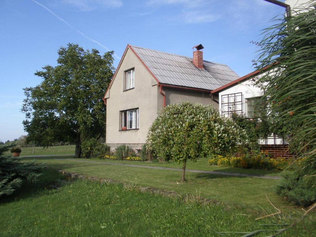 een wit huis met een boom in de tuin bij Ubytování u Přadků in Čeladná