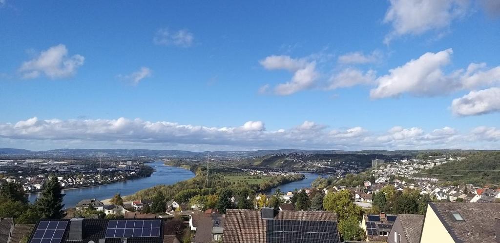 - une vue sur une rivière avec des bâtiments et une ville dans l'établissement Sauna, Balkon und Rheinblick am Rheinsteig, à Urbar