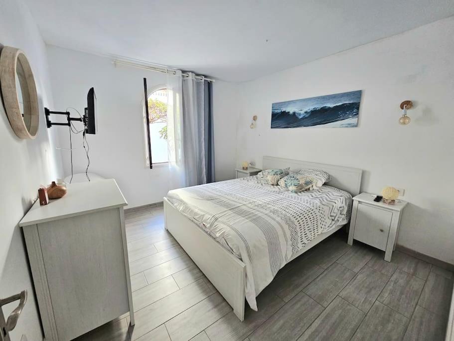 A bed or beds in a room at Apartamento con piscina a 500m de la playa