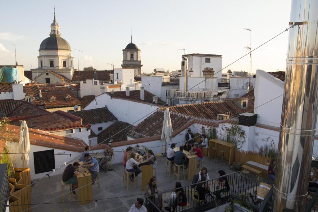 um grupo de pessoas em pé nos telhados de uma cidade em The Hat Madrid em Madrid