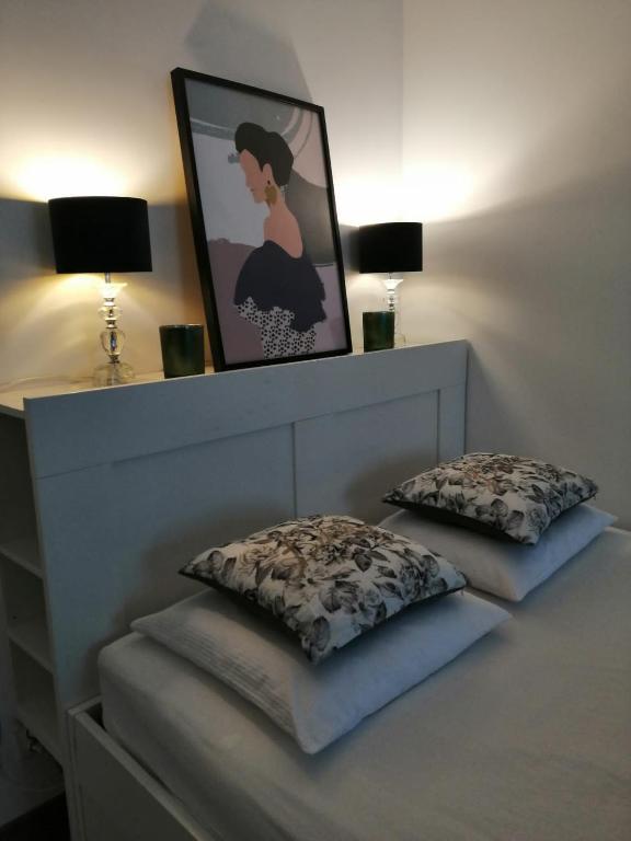 Una cama o camas en una habitación de Apartament przy Deptaku