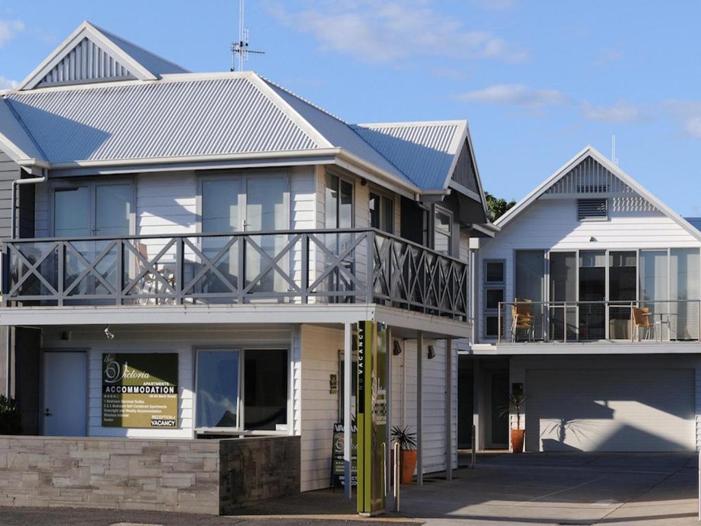 een groot wit huis met een balkon bij The Victoria Apartments in Port Fairy