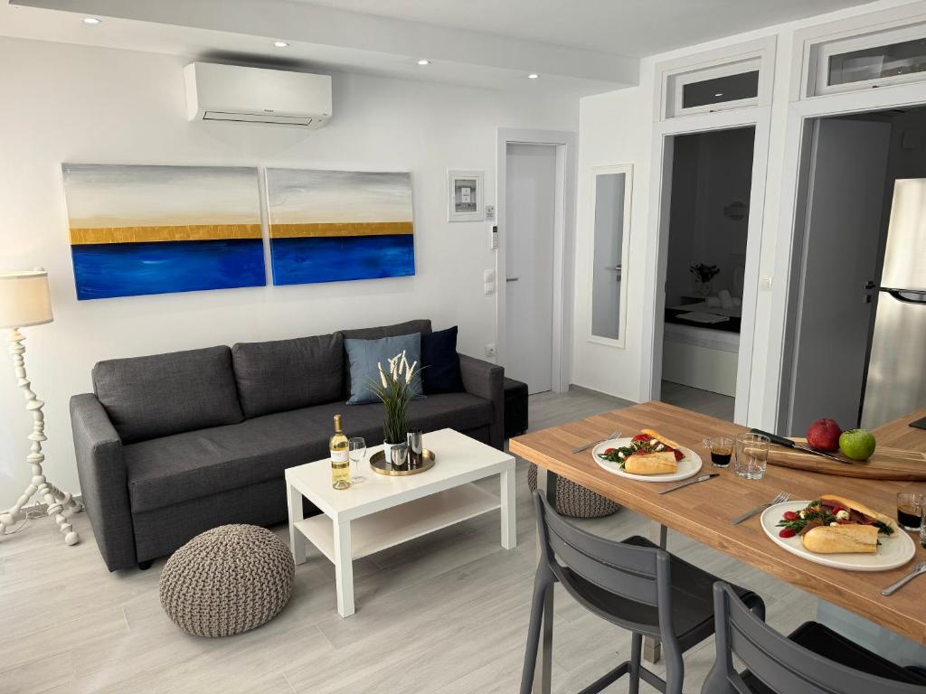 Seating area sa Central Suites Aegina 3