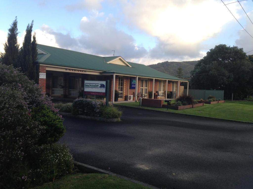 ein Gebäude mit einem grünen Dach auf einer Straße in der Unterkunft Beachcomber Motel & Apartments in Apollo Bay