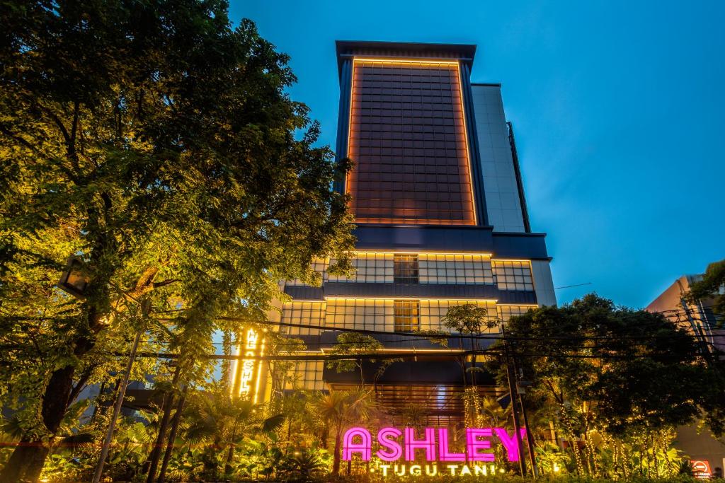 Un palazzo alto con un cartello davanti di Ashley Tugu Tani Menteng a Giacarta