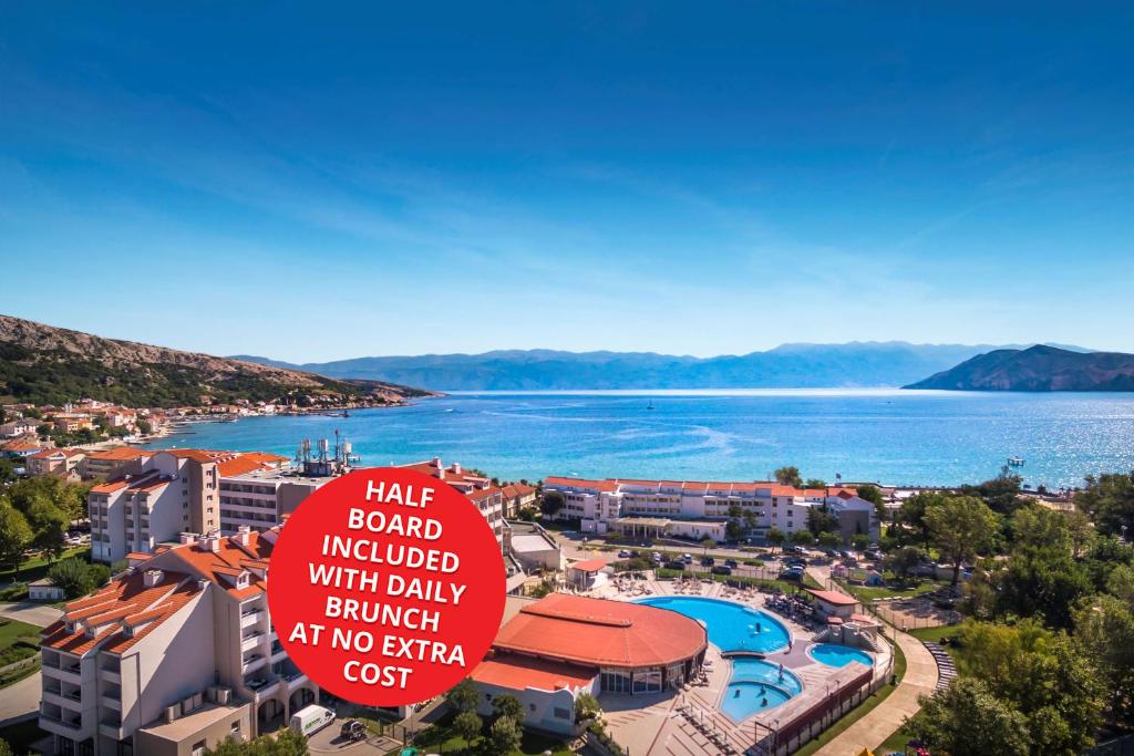 バスカにあるSunny Baška Hotel by Valamar, ex Corinthiaの水面前の看板