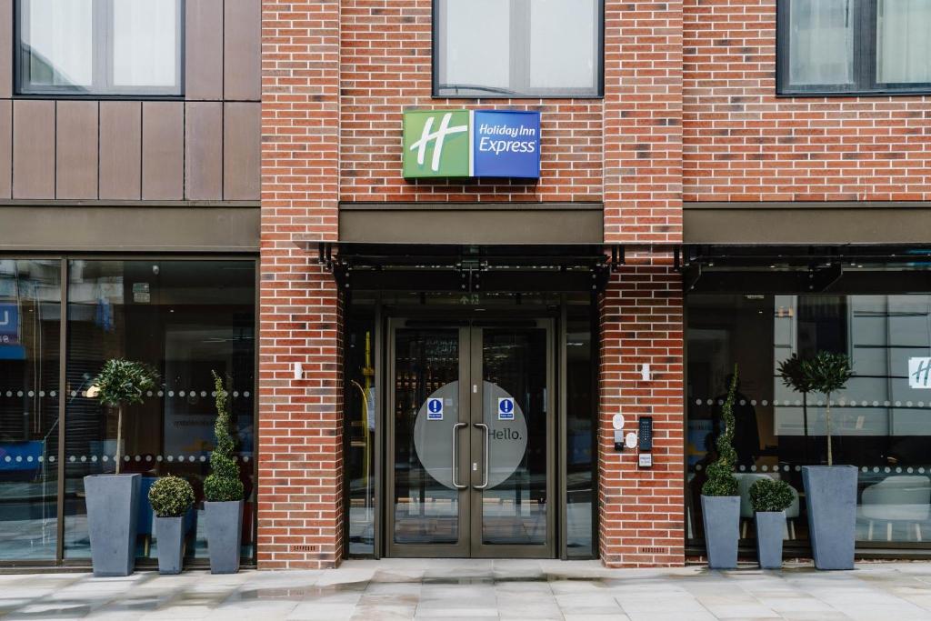 החזית או הכניסה של Holiday Inn Express Liverpool - Central, an IHG Hotel