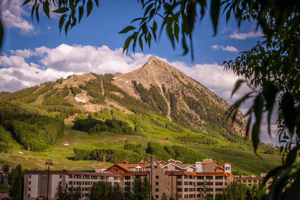 The Grand Lodge Hotel and Suites في Mount Crested Butte: جبل امام مدينة