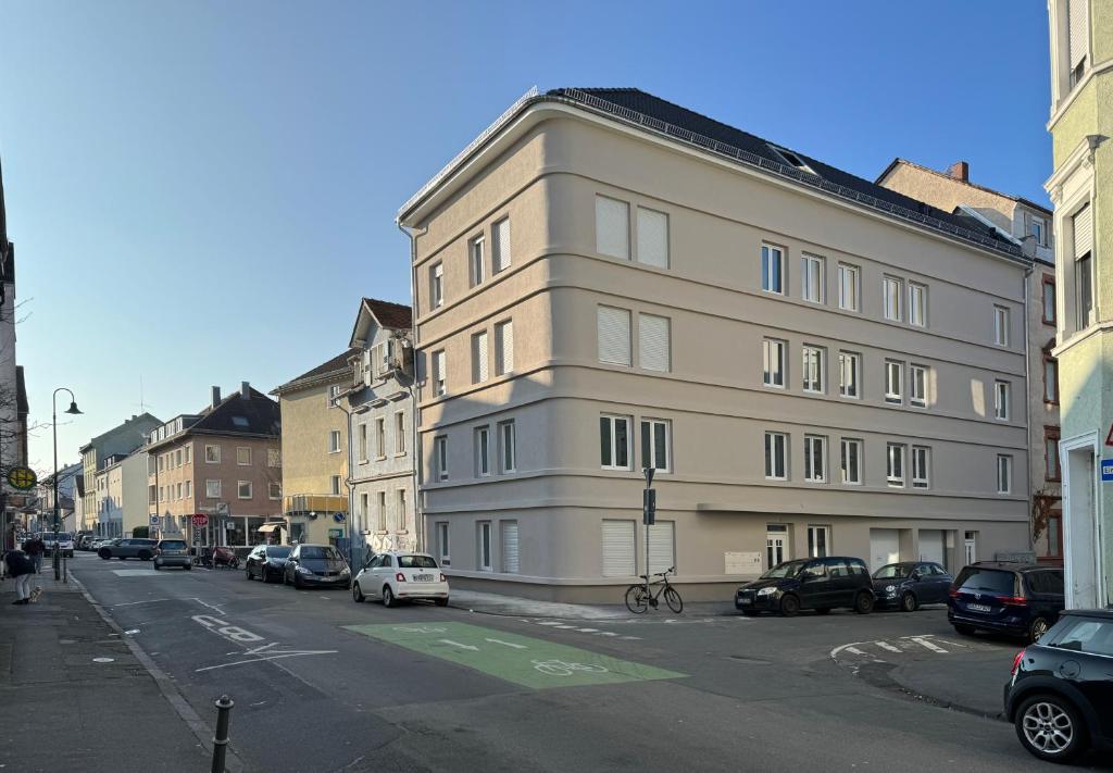 un edificio alto in una strada di città con auto parcheggiate di Barkhausstraße a Darmstadt