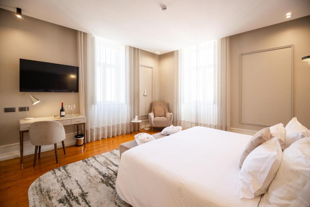 Un pat sau paturi într-o cameră la Avenida Boutique Hotel