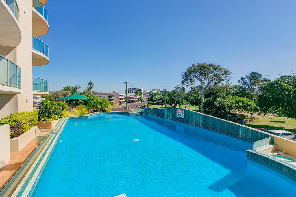 - une piscine sur le côté d'un bâtiment dans l'établissement Argyle on the Park, à Maroochydore