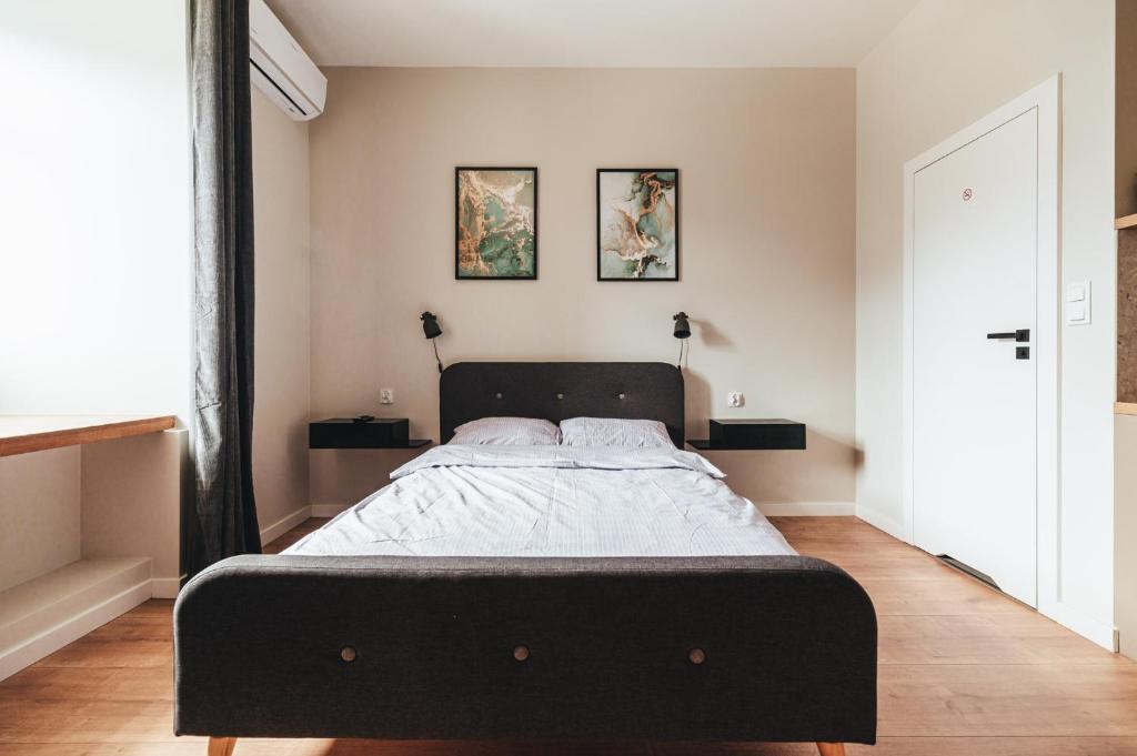 Una cama o camas en una habitación de Przytulny apartament przy dworcu