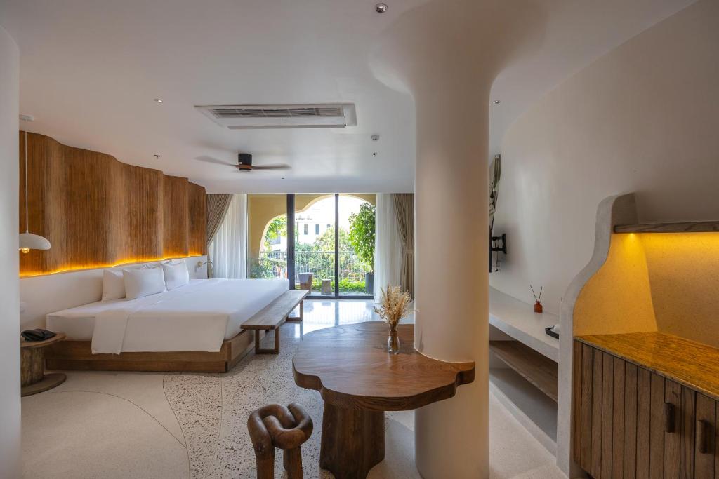 A bed or beds in a room at Saha Casa Boutique Hotel Da Nang