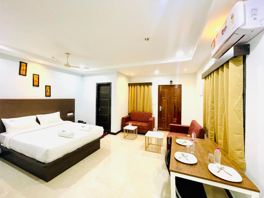 מיטה או מיטות בחדר ב-Deccan Suites, Tirupati