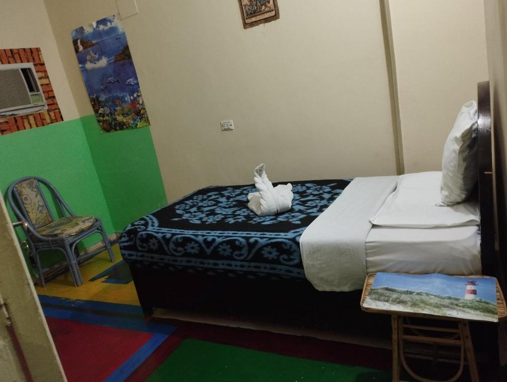 - une chambre avec un lit avec un animal rembourré dans l'établissement Bob Marley Peace hotel luxor, à Louxor