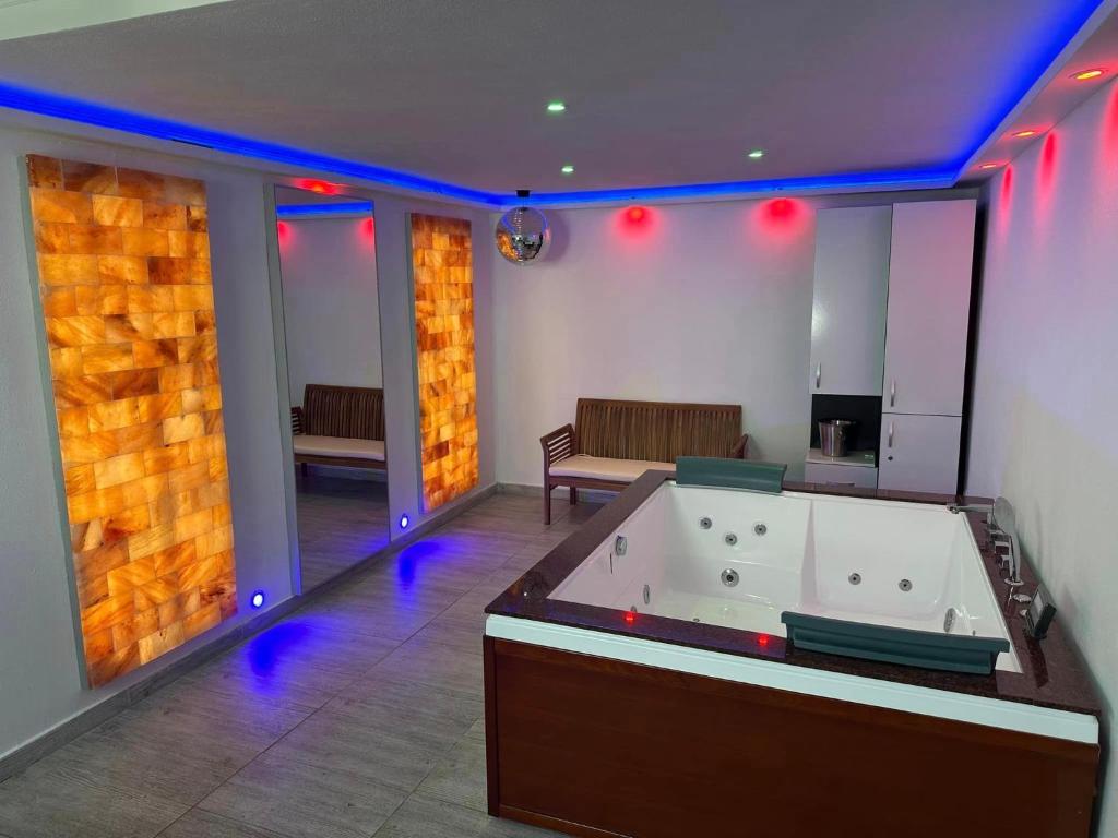 Фотография из галереи Casa Hanea & SPA piscina exterioara incalzita ,sauna, jacuzzi privat in fiecare apartament в Сибиу