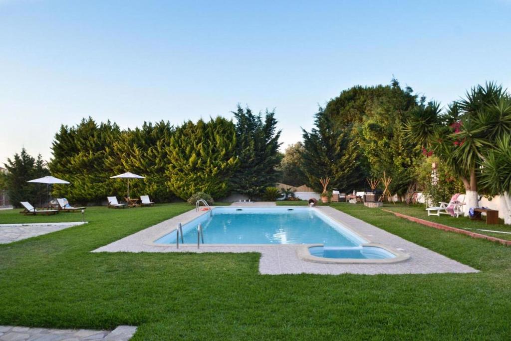 Bazen u ili blizu objekta Villa John Dimeon Kato Achaia With Pool - Happy Rentals