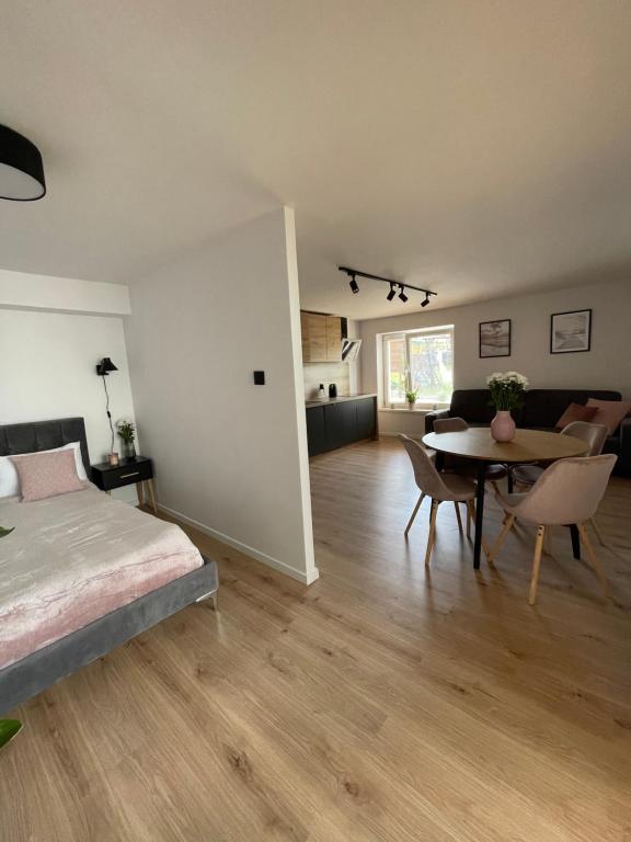 una camera con letto e tavolo e un soggiorno di Apartament Rewa House a Rewa