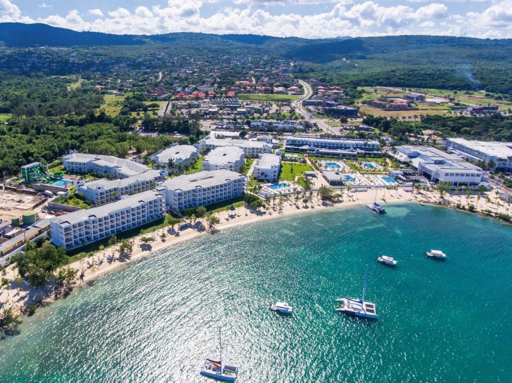 una vista aerea di una spiaggia con barche in acqua di Riu Montego Bay - Adults Only - All Inclusive a Montego Bay