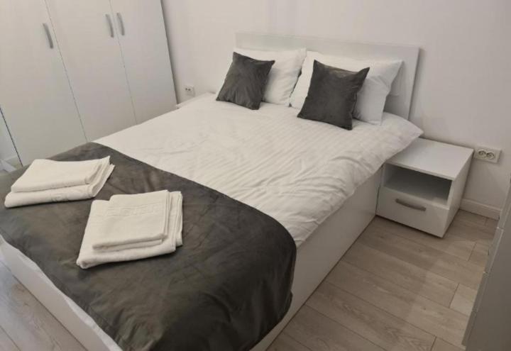 Tempat tidur dalam kamar di Apartament de lux Bacău