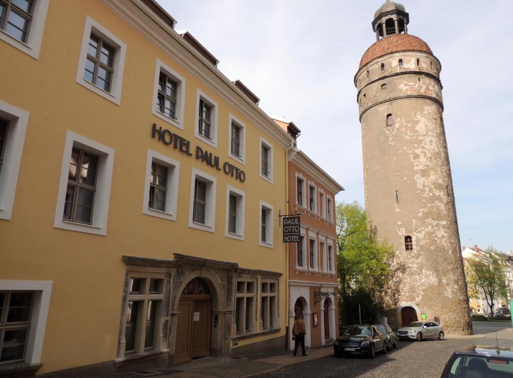 un edificio con un faro accanto a un edificio di Hotel Paul Otto a Görlitz