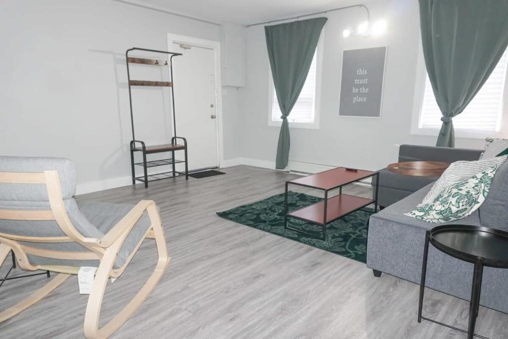 Гостиная зона в NEW Renovated Cozy 2 Br in Uptown Saint John Location Coffee