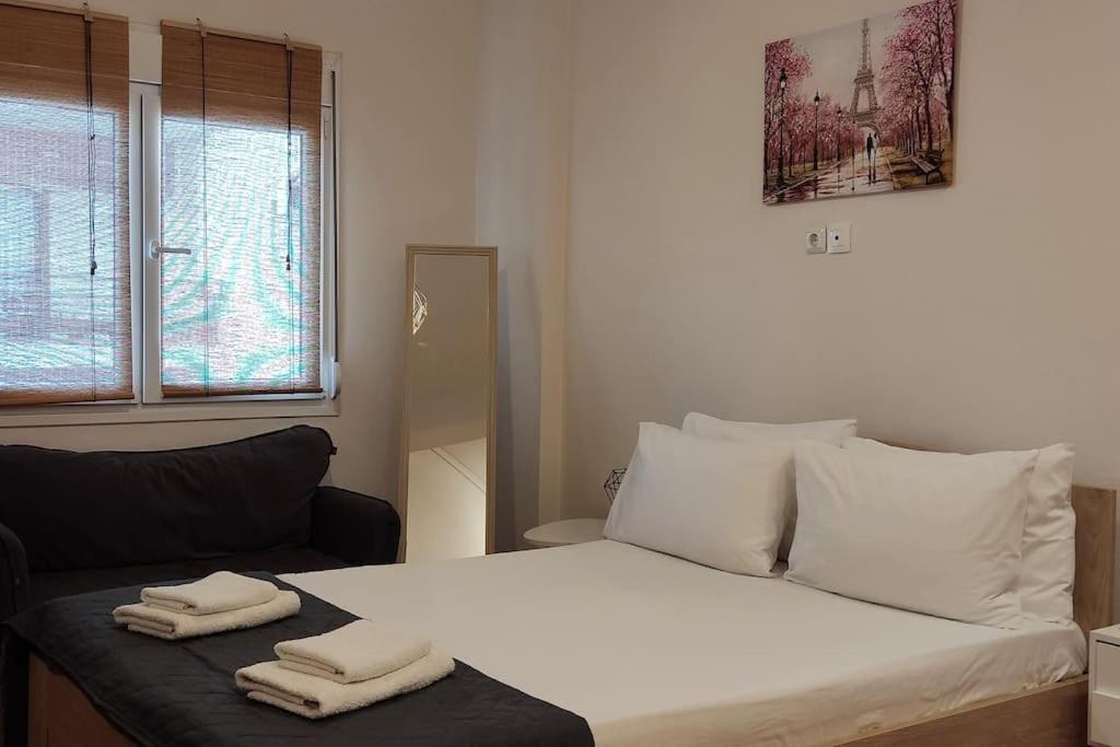 מיטה או מיטות בחדר ב-Cozy apartment in volos!!