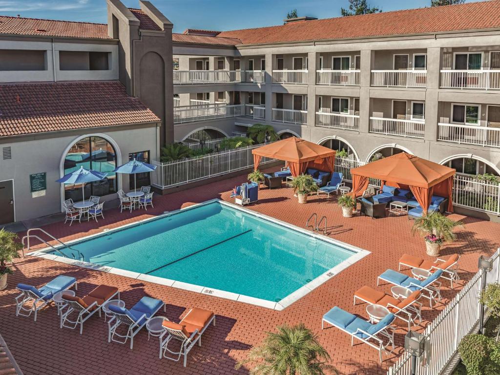 Bazen u ili blizu objekta La Quinta by Wyndham San Francisco Airport West