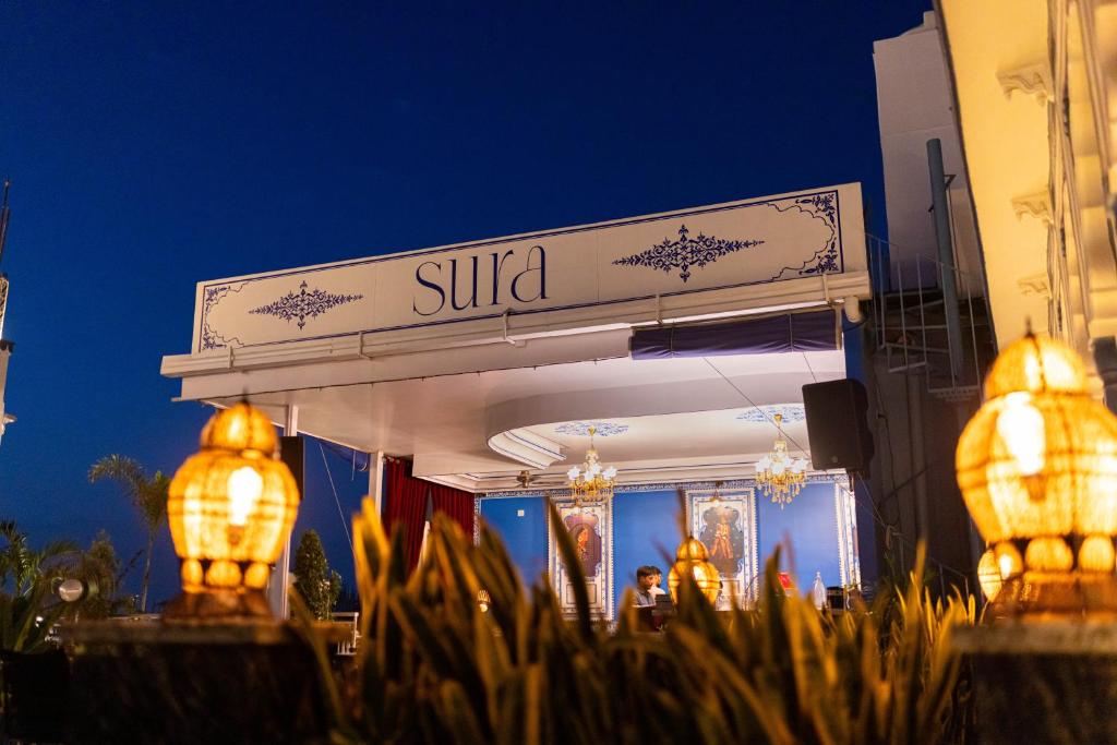 ein Gebäude mit einem Schild für ein Restaurant in der Nacht in der Unterkunft Hotel Kalyan in Jaipur