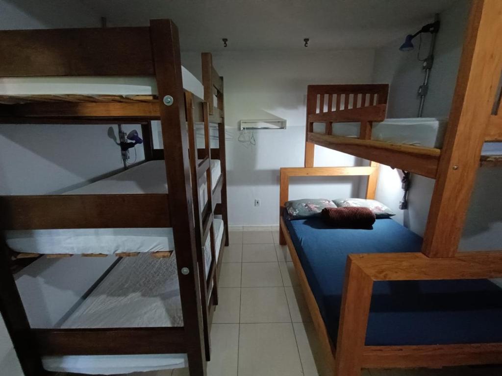 um quarto com 3 beliches e uma casa de banho em Hostel Raizer em Campo Grande