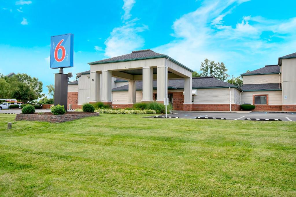 a gas station with a sign in the grass at Motel 6 - Georgetown, KY - Lexington North in Georgetown