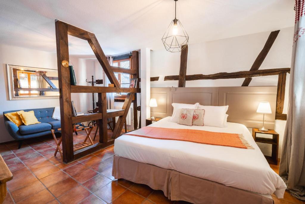 Una cama o camas en una habitación de Les Suites - La Cour St Fulrad