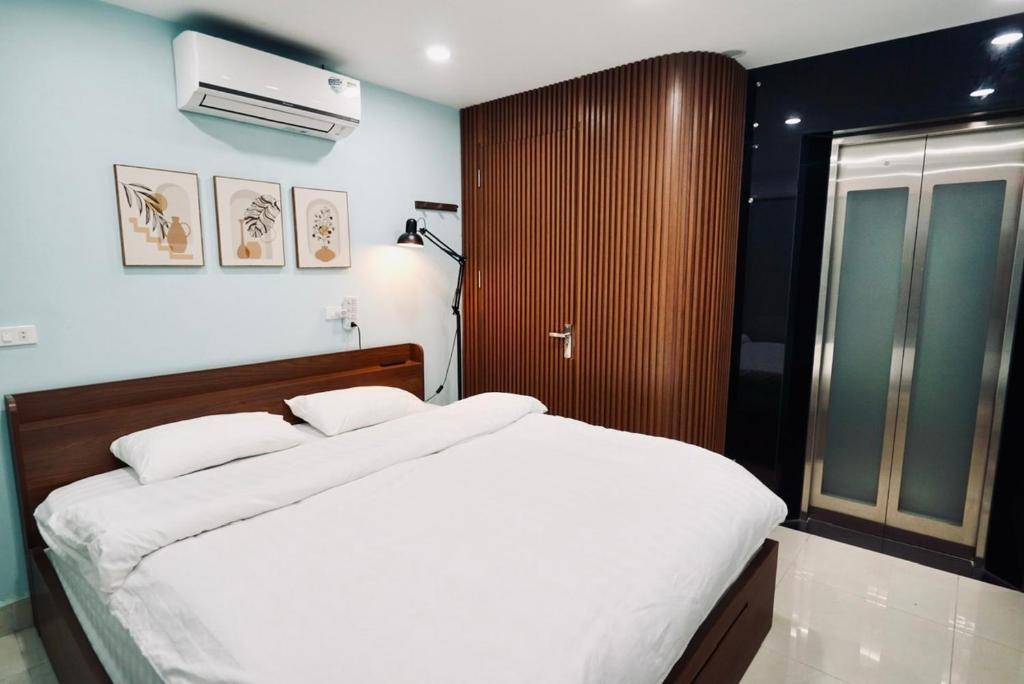 1 Schlafzimmer mit einem Bett und Klimaanlage in der Unterkunft Niah Cozy Home - Train Street in Hanoi