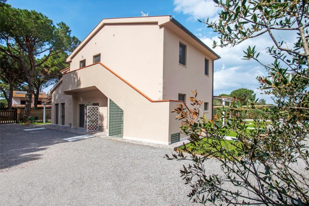 una casa bianca con vialetto di Casale Lorenzo Appartamenti a Orbetello