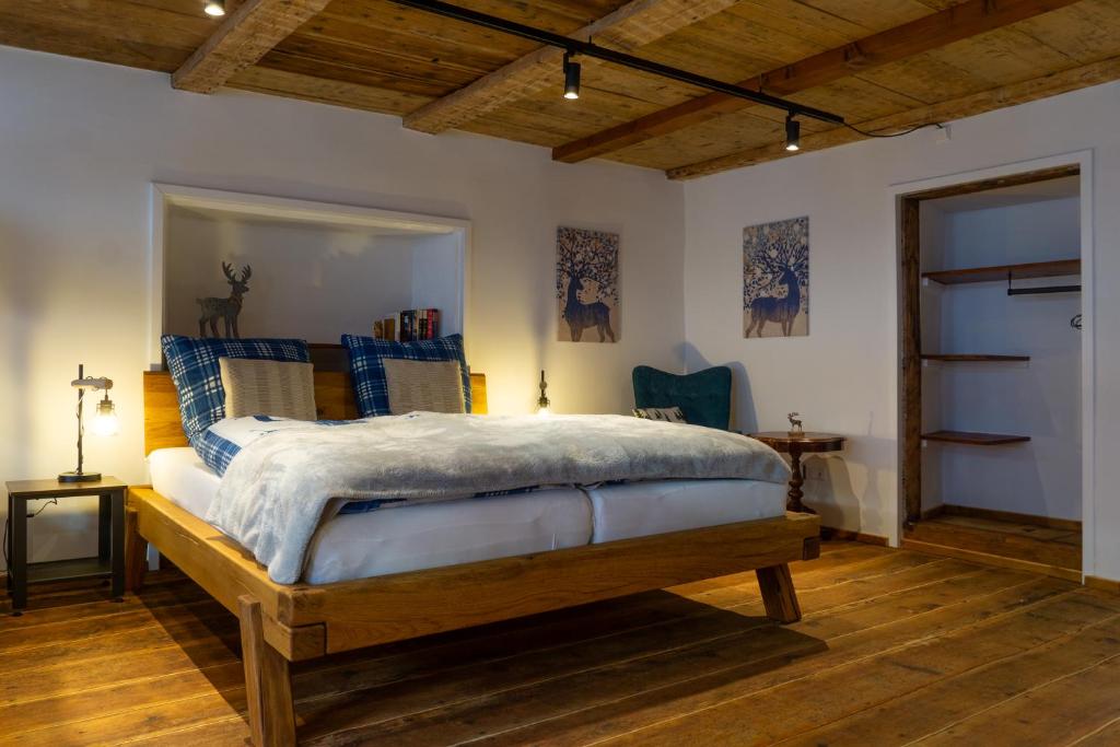 Una cama o camas en una habitación de Schwarzwald-Glück City EG mit Terrasse