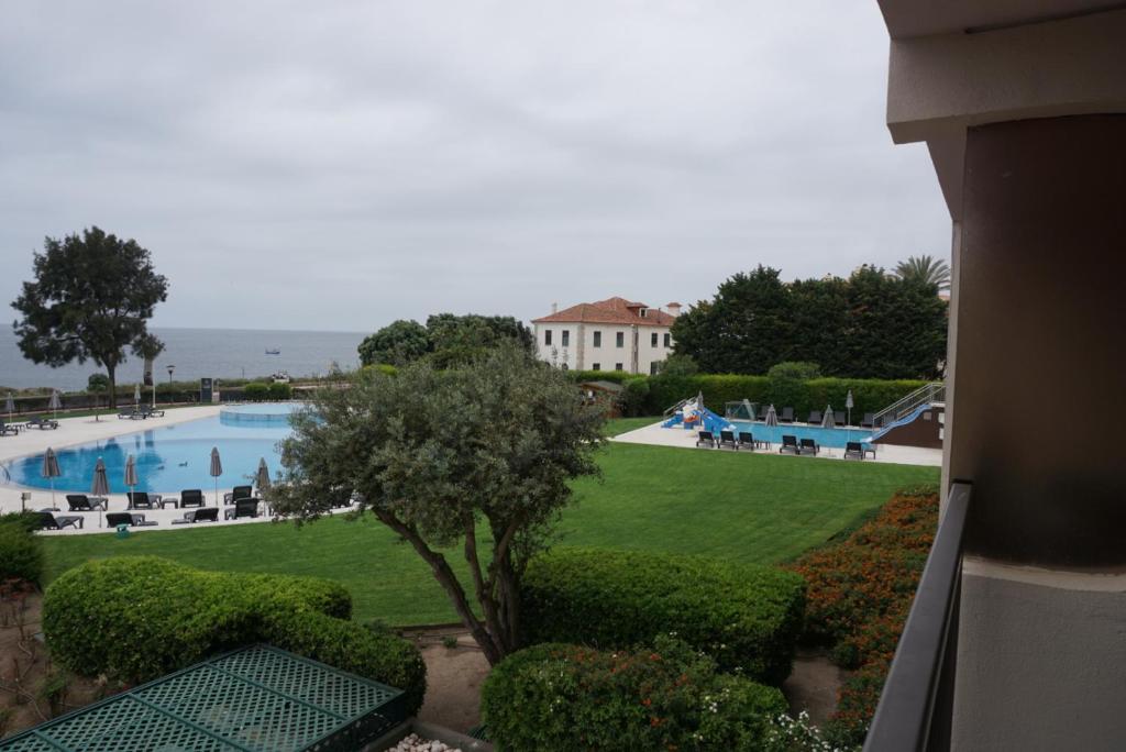 A piscina localizada em Apartamento Villa Galé Cascais ou nos arredores